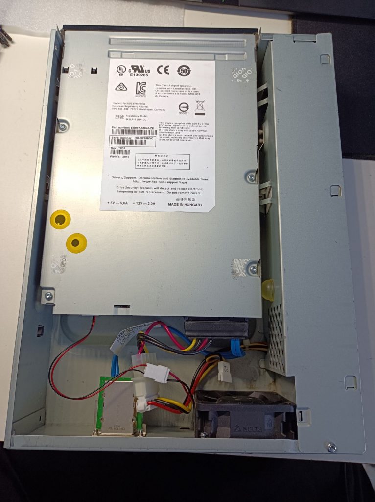 Photo showing the inside layout of the tape drive.